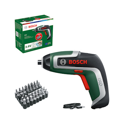 Skruvdragare Bosch IXO med laddkabel och bitsats. Förpackning i bakgrunden.