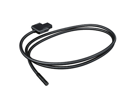 Flexibel, svart, cylindrisk kabel med ett svart blockformat hölje i ena änden.