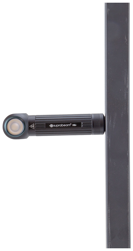 Ficklampa fäst magnetiskt på ett vertikalt metallstativ, lampa åt vänster.