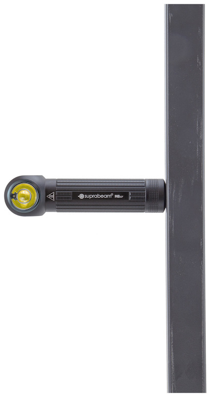 Ficklampa monterad magnetiskt på en vertikal metallyta, lysdiod synlig.