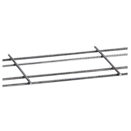 Armeringsjärn med korslagda stänger bildar ett rutmönster. Den är obehandlad och perspektivet visar en del av strukturen.