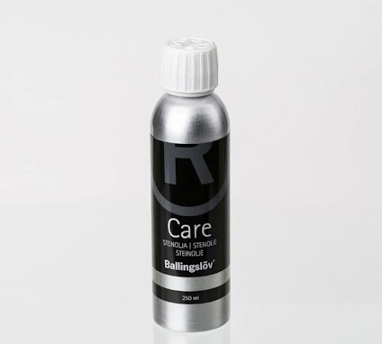 Flaska med texten "Care Stenolja Stenolie Stoneoil Ballingslöv", volym 250 ml.
