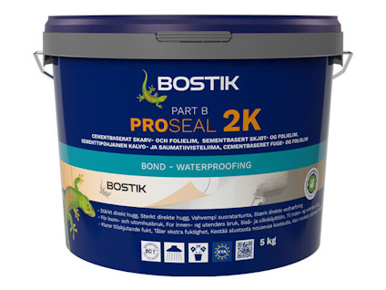 Blå hink med lock, märkt "Bostik Proseal 2K Part B". Text om cementbaserat skarv- och folielim, 5 kg.