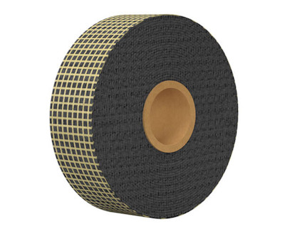 Rulle av svart och beige nätliknande material med en kartongkärna.
