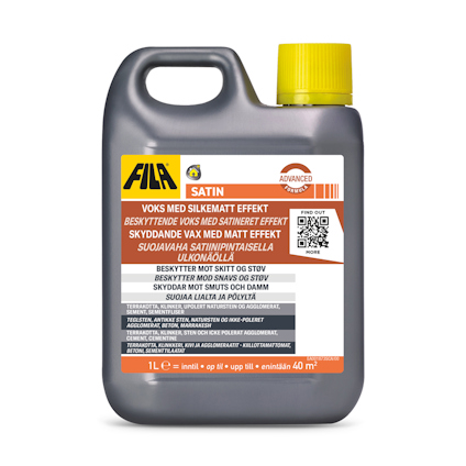 Flaska med "Satin" etikett och gul kork, innehåll 1 liter. Text på flera språk beskriver produkten som skyddande vax med sidenmatt effekt.