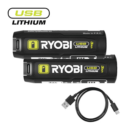 Två svarta USB-litiumbatterier med märket RYOBI ovanpå en USB-kabel.