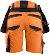 Orange arbetsbyxor i shortsformat med svarta fickor och detaljer.