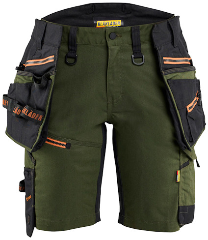 Gröna arbetsbyxor i shortsmodell med svarta detaljer och orange dragkedjor, Blaklader-logotyp.
