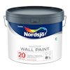 Färgburk med text "Nordsjö Master Wall Paint", etikett med information och färgprov i olika språk.