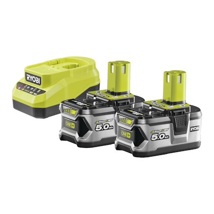 Batteriladdare och två grå och gröna batterier med texten "ONE+ 5.0 Ah".