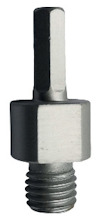 Metallisk adapter med hex-fäste och gängad del i silverfärg.