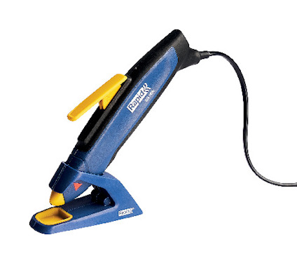 Elektrisk fogpistol med svart och blå kropp, gul avtryckare och sladd. Märkt "Rapid K".