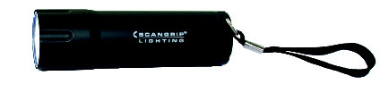 Svart ficklampa med logotypen "SCANGRIP LIGHTING" och en handledsrem på ena sidan.