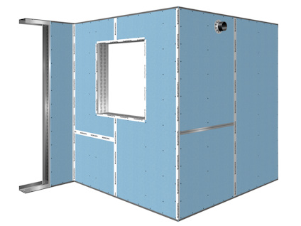 Prefabricerat rum med blå gipsväggar och öppningar för dörr och fönster, samt ett ventilationsrör upptill.
