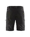 Svarta shorts med flera fickor och förstärkningar, sedd bakifrån.