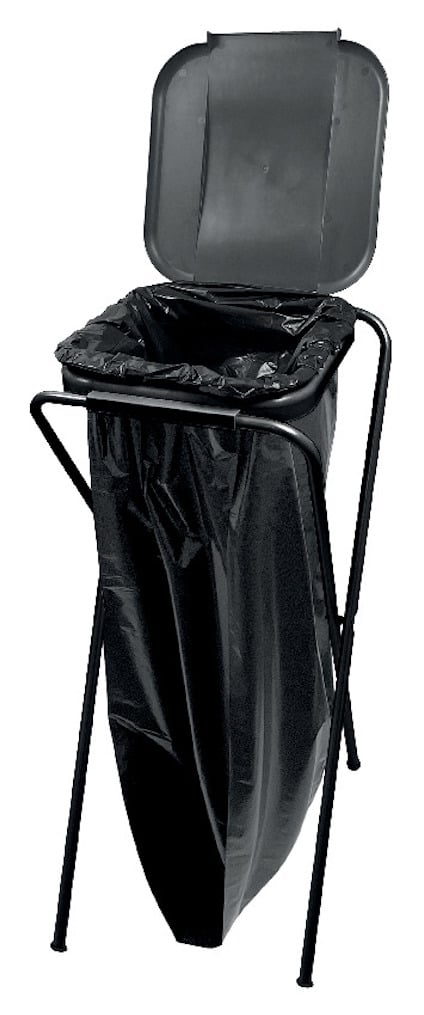 Sopkorg med svart plastpåse och svart lock på en metallställning.