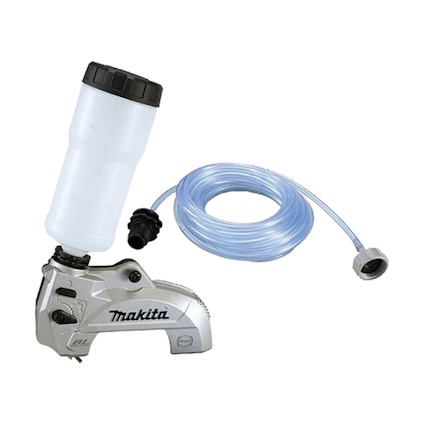 Genomskinlig slang med munstycke och vit vattenbehållare kopplad till en metallisk kåpa med "Makita"-logotyp.