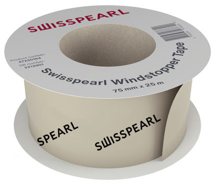 Rulle med Swisspearl Windstopper Tape, 75 mm x 25 m, etikett på toppen med produktnummer och streckkod.