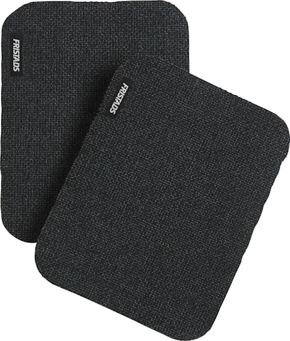 Två svarta rektangulära kuddar med texten "FRISTADS" i vitt på båda.