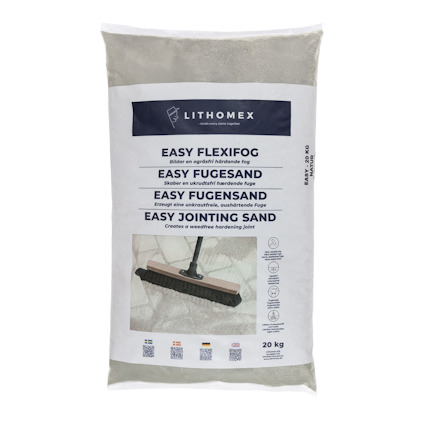 Påse med 20 kg LITHOMEX Easy Flexifog fogsand, med illustration av en kvast. Text på flera språk.