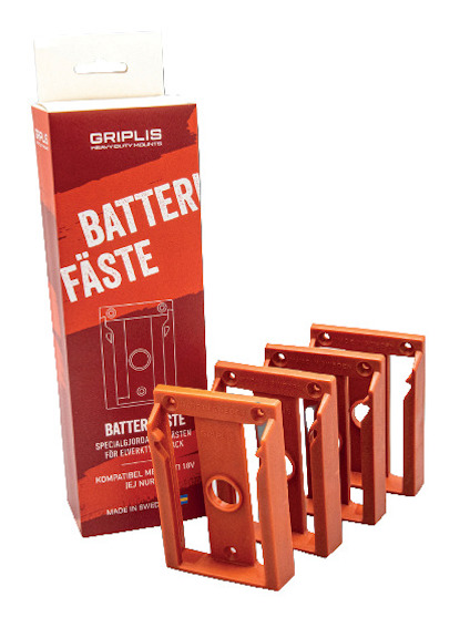 Orange batterifästen och en förpackning med texten "GRIPLIS BATTERIFÄSTE" och "MADE IN SWEDEN".