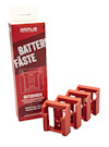 Röda, fyrkantiga batterifästen med texten "Batterifäste" på ett rödvitt paket.