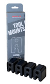 Förpackning och fyra svarta luftverktygsfästen. Text på förpackningen: "TOOL MOUNTS, AIRTOOL MOUNTS FOR TOOLS".