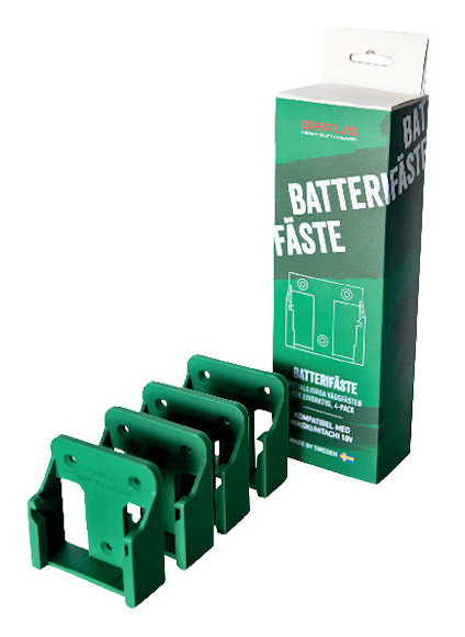 Gröna batterifästen i plast bredvid en vit och grön förpackning med texten "Batterifäste".
