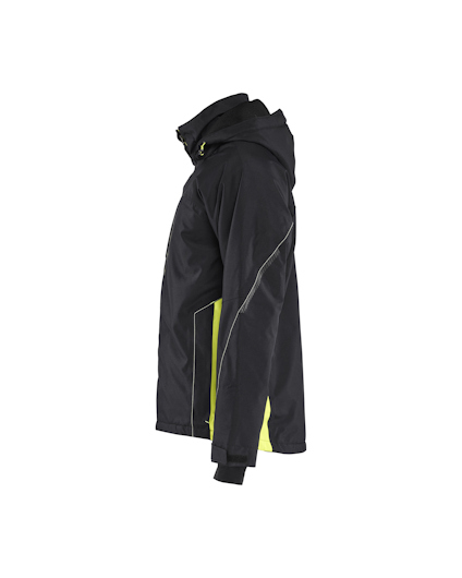 Svart jacka med huva och gula detaljer, sedd från sidan mot en vit bakgrund.