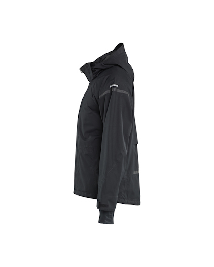 Svart jacka med huva, sedd från sidan, med märkeslogotyp på ärmen.