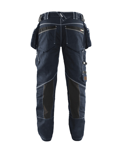 Arbetsbyxor i mörk färg med flera fickor och förstärkningar på knäna.