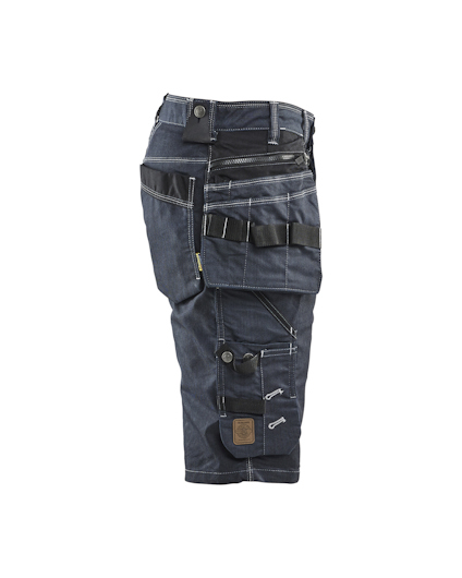 Blå arbetsbyxor med flera fickor och svarta detaljer.