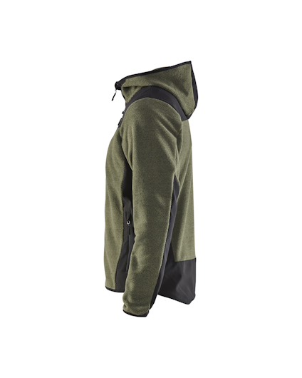 Grön och svart fleecejacka med huva och dragkedja, sedd från sidan.