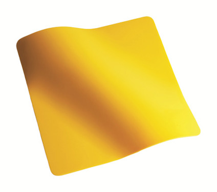 Gul kvadratisk skiva med mjukt böjd form, reflekterar ljusgradient.
