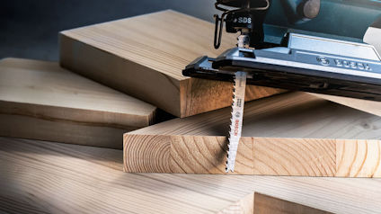 Sågblad från Bosch ovanpå träplankor i olika storlekar.