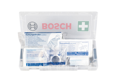 Första hjälpen-kit med Boschs logo, innehållande olika förpackade förnödenheter.