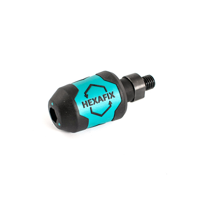 Adapter med texten "HEXAFIX", svart och turkos design, samt en gängad del för fäste.