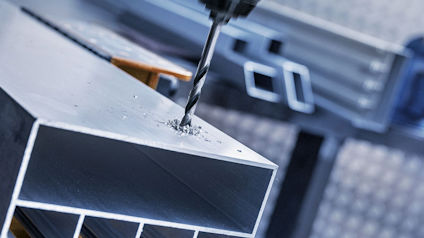 Borrmaskin borrar i metallprofil.