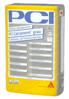 Två förpackningar av PCI Carrament pulver, en grå och en vit, med text och symboler för byggmaterial.