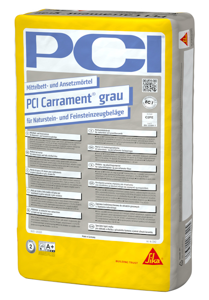 Två förpackningar av PCI Carrament pulver, en grå och en vit, med text och symboler för byggmaterial.