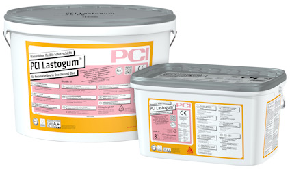 Hinkar i olika storlekar med etiketter märkta "PCI Lastogum" i grå och rosa färger.