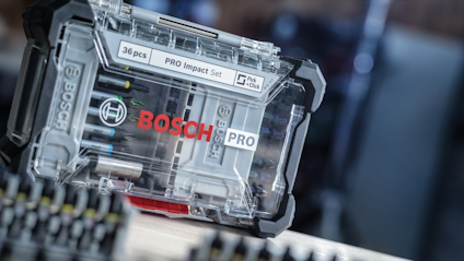 Plastlåda med texten "36 pcs PRO Impact Set Bosch Pro" och diverse borrhuvuden synliga inuti.