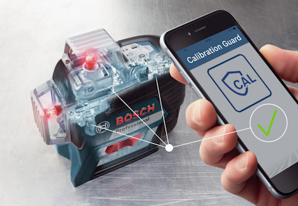 Laserverktyg från Bosch med mobiltelefon som visar "Calibration Guard" och en grön bock.