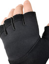 Svart fingerlös handske på en hand, med synliga fingrar upp till knogarna.