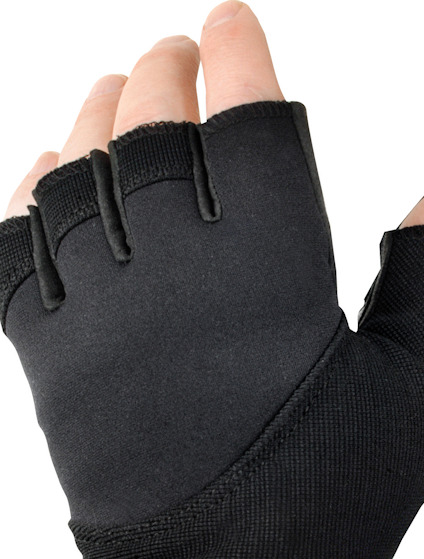 Svart fingerlös handske på en hand, med synliga fingrar upp till knogarna.