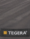 Grått tyg med texten "TEGERA®" i vitt på en svart etikett med gul kvadrat.