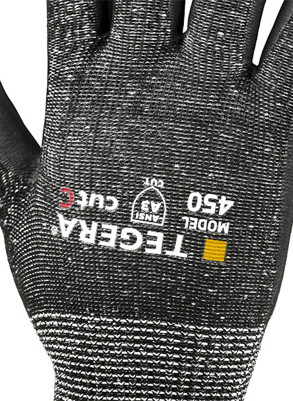 Svart arbetshandske med text: "TEGERA MODEL 450 ANSI A3 CUT".