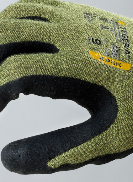 Arbetshandske med grön textil och svart greppyta. Text: "TEGERA 450 NITRIL, 9".