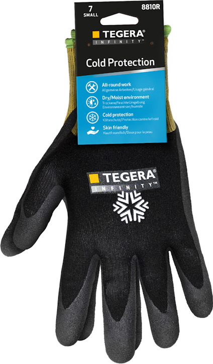 En syntetdoppad handske med svart yta och grå fingertoppar, etikett med text "TEGERA 8810R".