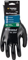 Svart handske med etikett som visar "TEGERA® OIL GRIP". Text på etiketten: "8853R", "7 Small", "Wet Protection", med ikoner för "Fully dipped",